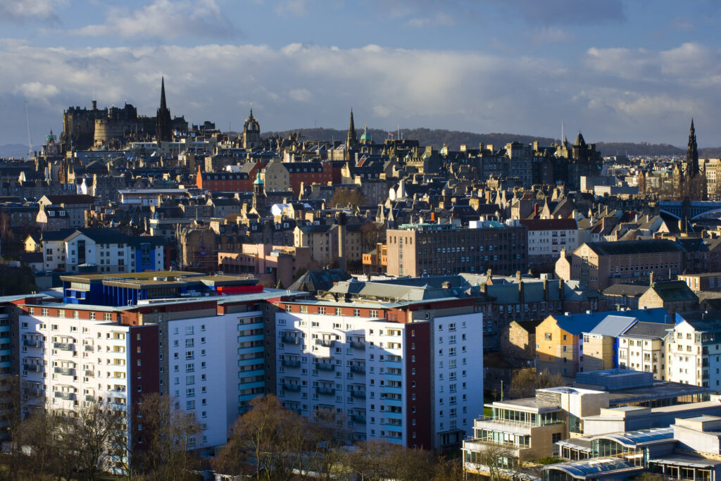 Scotland, Edinburgh, Edinburgh City. The distinctive Edinburgh skyline with the famous landmarks of the Castle and Scotts Monument.