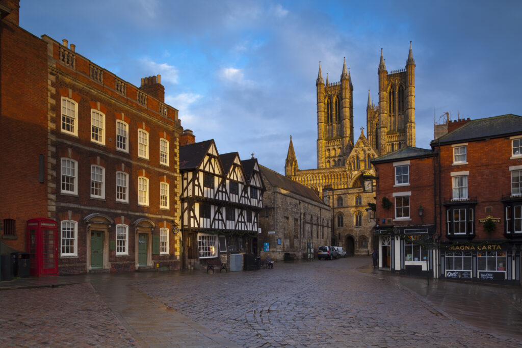 England, Lincolnshire, Lincoln. The historic Bailgate area and Lincoln Cathedral, in the UK city of Lincoln.