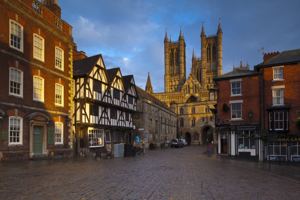 England, Lincolnshire, Lincoln. The historic Bailgate area and Lincoln Cathedral, in the UK city of Lincoln.