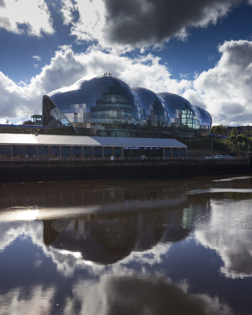 England, Tyne and Wear, Newcastle Upon Tyne. Workmen on the Sage Building in Gateshead viewed from the Newcastle Upon Tyne Quayside.