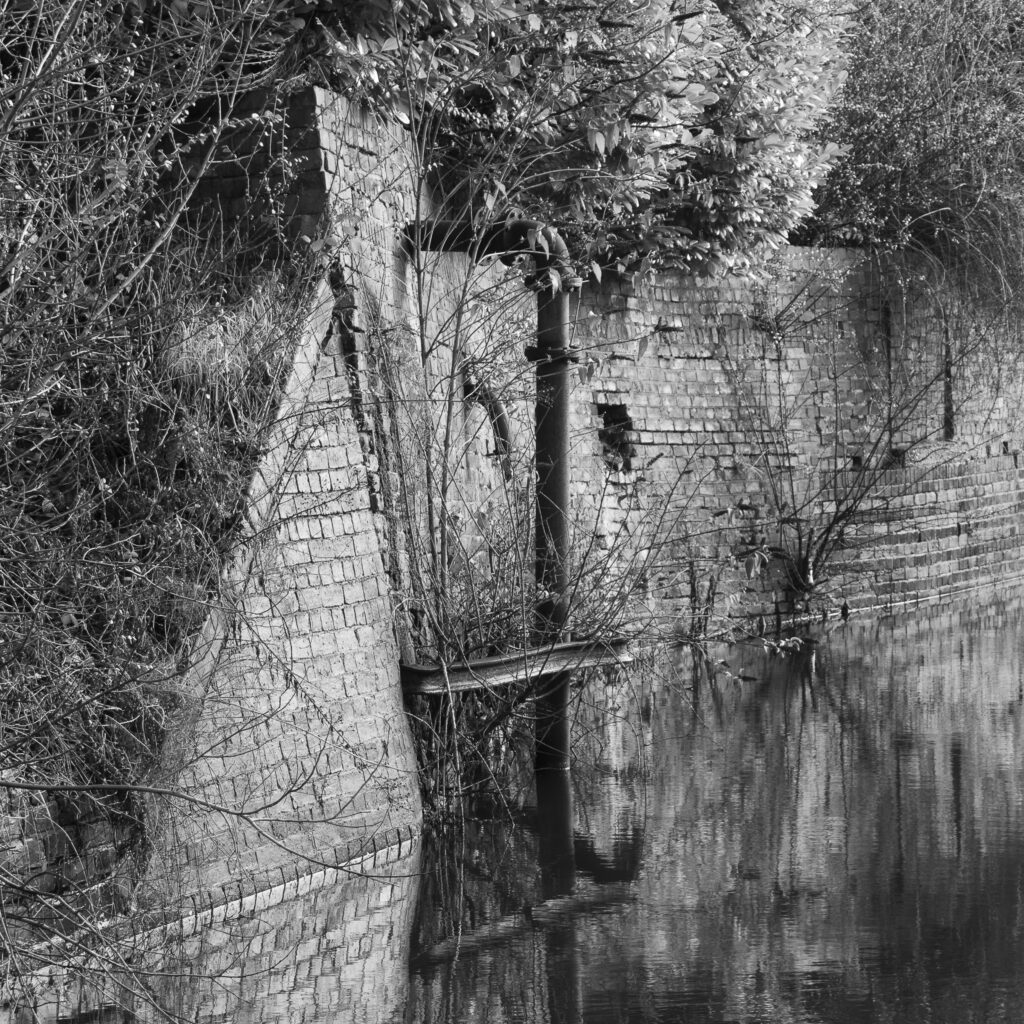 England, West Midlands, Stourbridge Canal. Canal wall near Bowen's Bridge on the Stourbridge Canal near Brierley Hill in the Black Country.