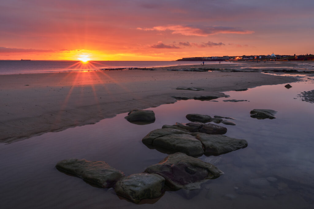 England, Tyne and Wear, Whitley Bay. Sunrise viewed from Whitley Sands.