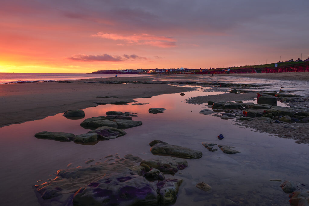 England, Tyne and Wear, Whitley Bay. Sunrise viewed from Whitley Sands.
