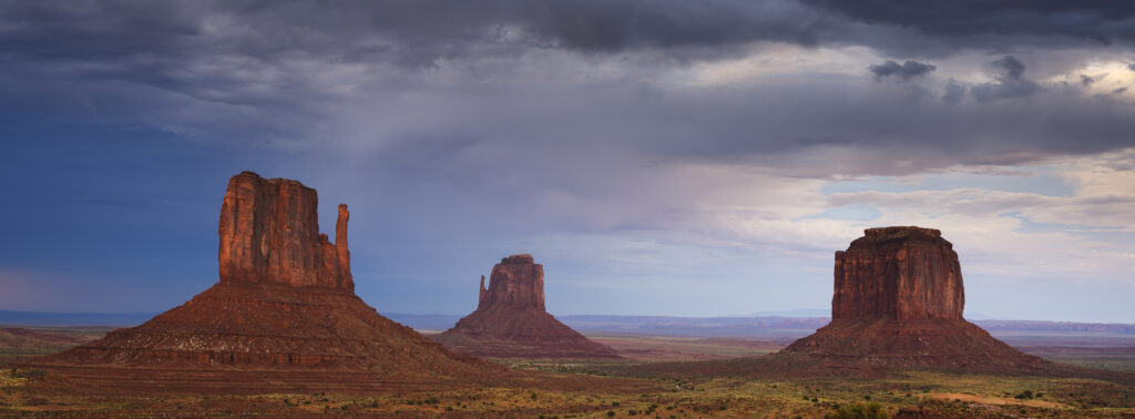 United States of America, Arizona, Monument Valley Tribal Park. The iconic landscape of the sandstone buttes of the Monument Valley Tribal Park located in the Navajo Nation straddling the Arizona / Utah border.