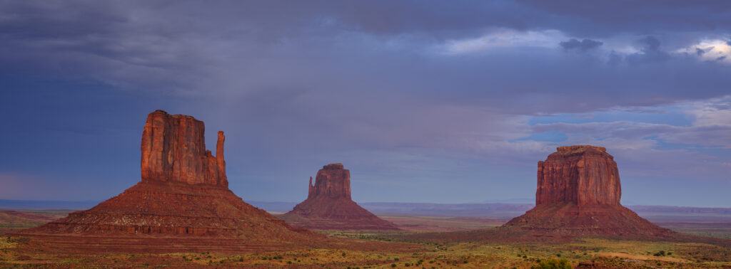 United States of America, Arizona, Monument Valley Tribal Park. The iconic landscape of the sandstone buttes of the Monument Valley Tribal Park located in the Navajo Nation straddling the Arizona / Utah border.