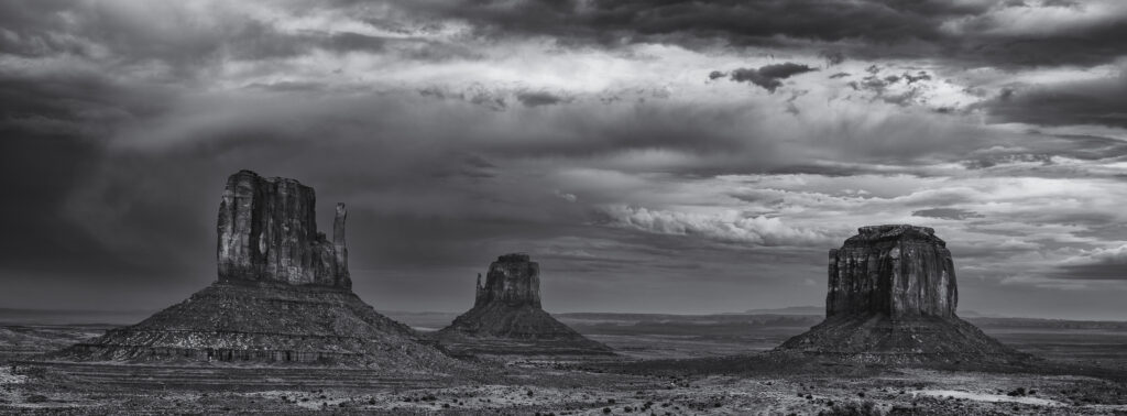 United States of America, Arizona, Monument Valley Tribal Park. The iconic landscape of the sandstone buttes of the Monument Valley Tribal Park located in the Navajo Nation straddling the Arizona / Utah border.