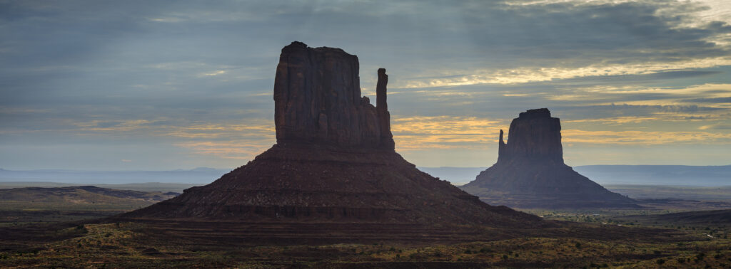 United States of America, Arizona, Monument Valley Tribal Park. The iconic landscape of the sandstone buttes of the Monument Valley Tribal Park located in the Navajo Nation straddling the Arizona / Utah border.