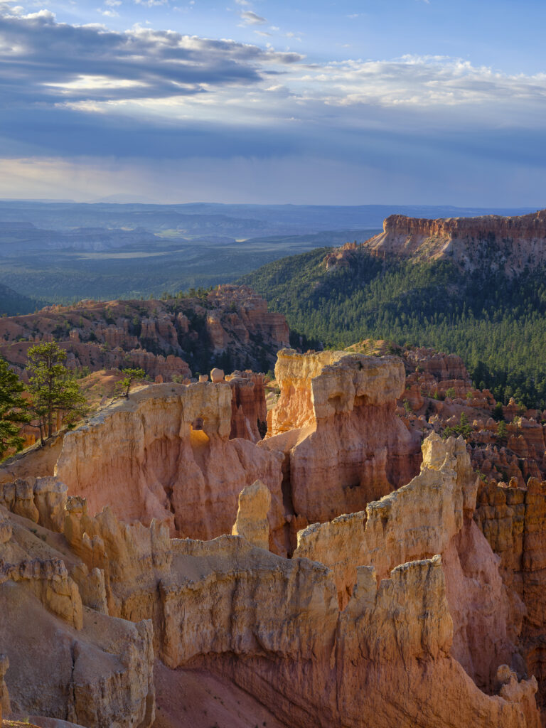 United States of America, Utah, Bryce Canyon National Park. Hoodoos dominate the landscape of the Bryce Amphitheater in the Bryce Canyon National Park.