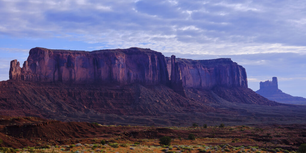 United States of America, Arizona, Monument Valley Tribal Park. The iconic landscape of the sandstone buttes of the Monument Valley Tribal Park located in the Navajo Nation straddling the Arizona / Utah border.