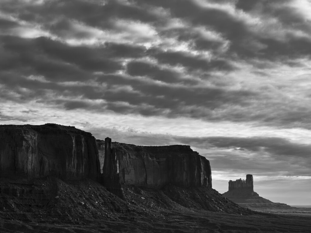 United States of America, Arizona, Monument Valley Tribal Park. The iconic landscape of the sandstone buttes of the Monument Valley Tribal Park located in the Navajo Nation straddling the Arizona / Utah border.