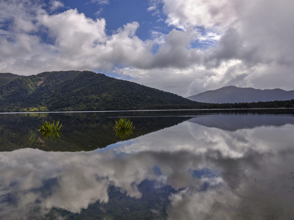 New Zealand, West Coast, Lake Paringa. Lake Paringa in the Te Wāhipounamu South West New Zealand World Heritage Area.