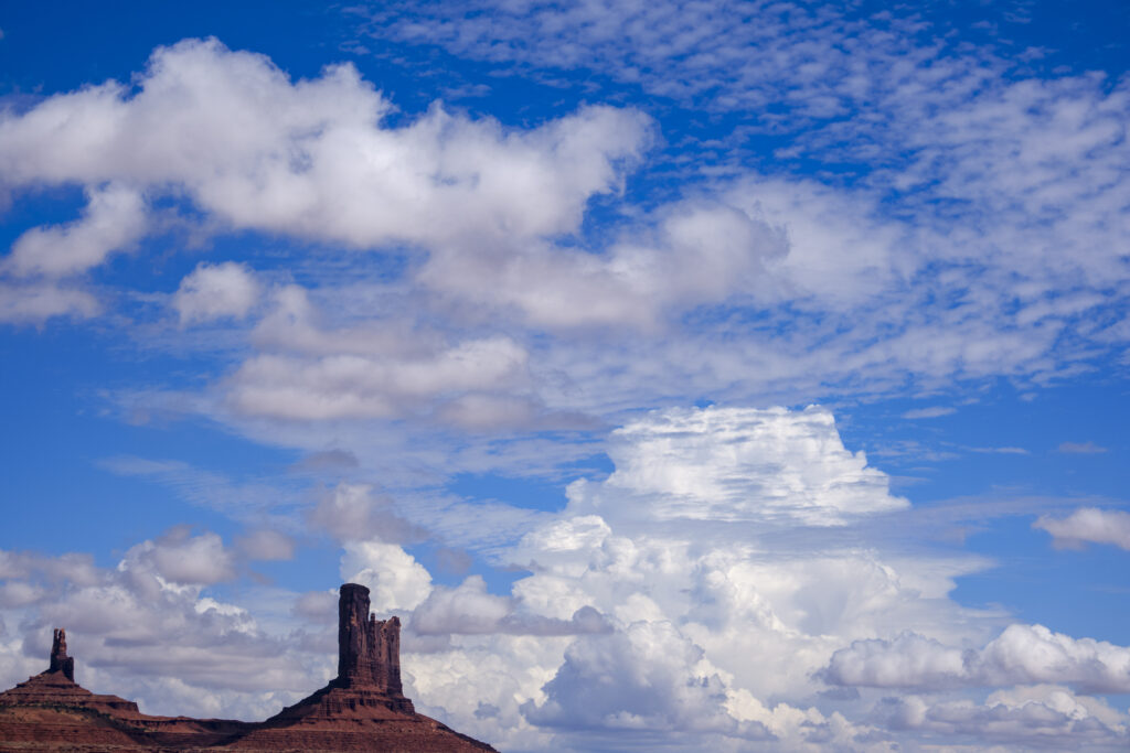 United States of America, Arizona, Monument Valley Tribal Park. The iconic landscape of the sandstone buttes of the Monument Valley Tribal Park located in the Navajo Nation straddling the Arizona / Utah border.