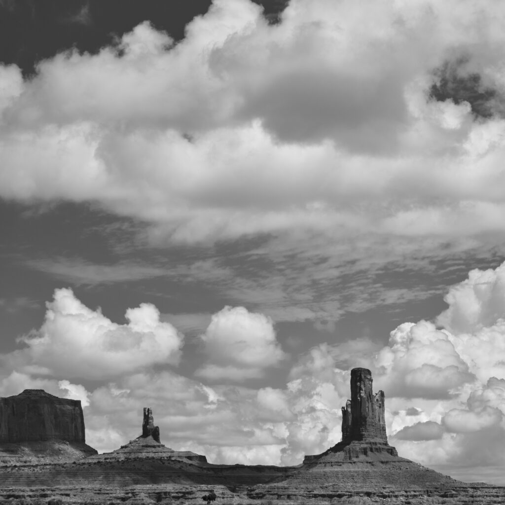 United States of America, Arizona, Monument Valley Tribal Park. The iconic landscape of the sandstone buttes of the Monument Valley Tribal Park located in the Navajo Nation straddling the Arizona / Utah border.