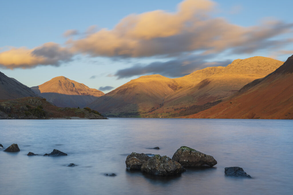 England, Cumbria, Lake District National Park. After light illuminates the mountains surrouding Wasdale, viewed from Wastwater - The deepest lake in England.
