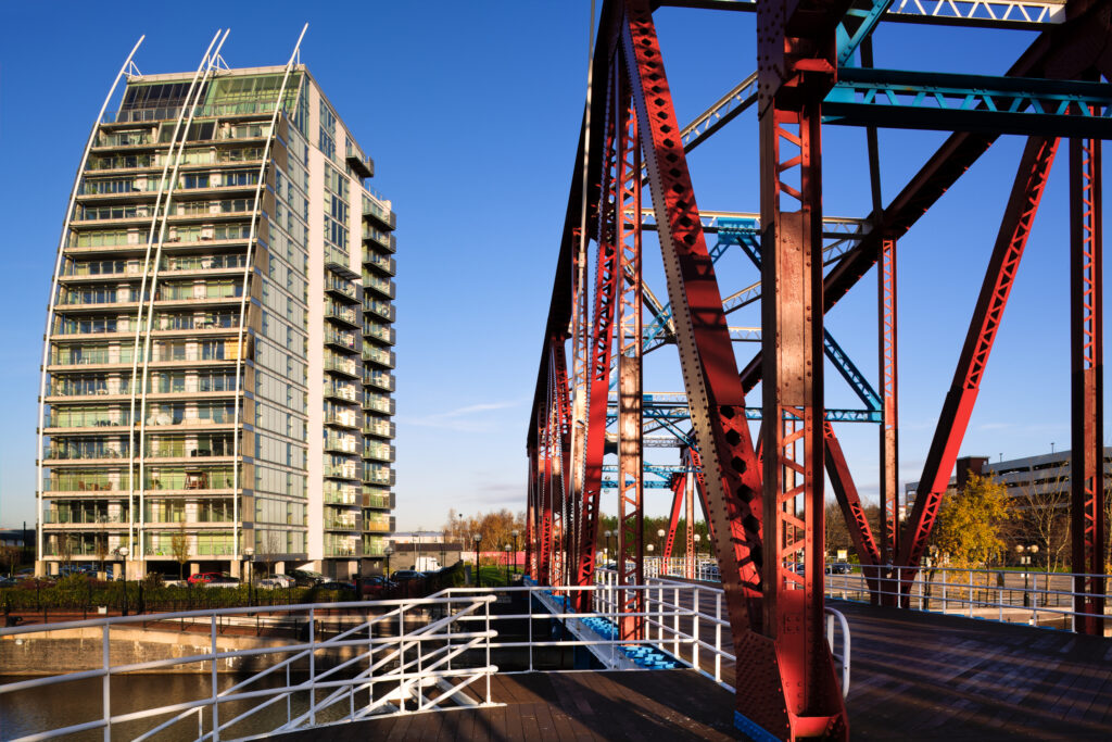 England, Greater Manchester, Salford Quays. NV apartments and Detroit Bridge located along the Manchester Ship Canal in Salford.