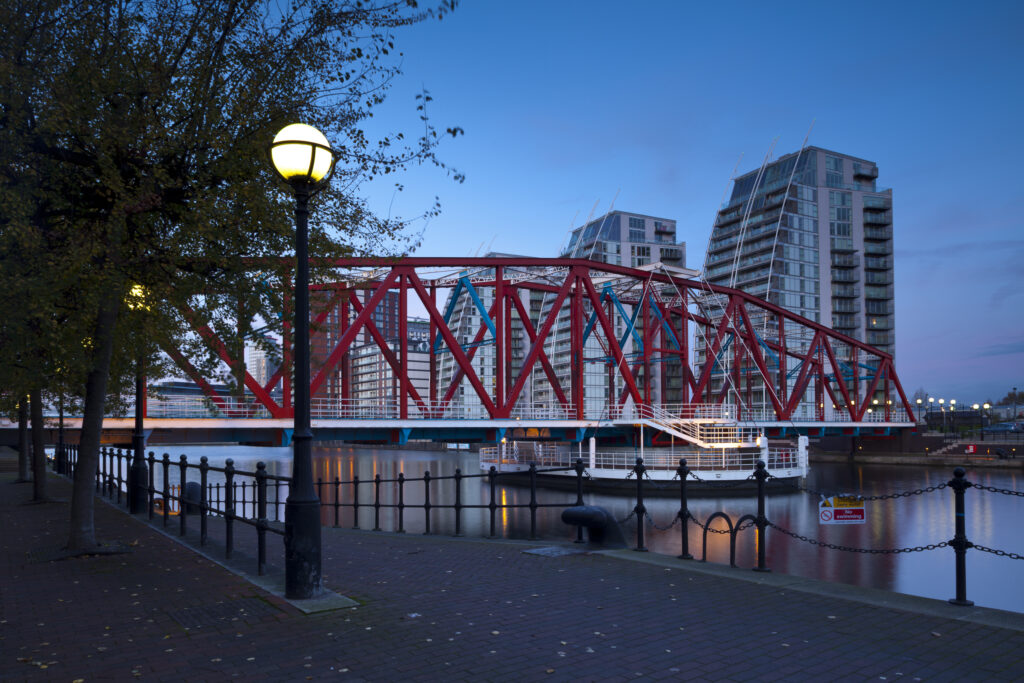 England, Greater Manchester, Salford Quays. NV apartments and Detroit Bridge located along the Manchester Ship Canal in Salford.