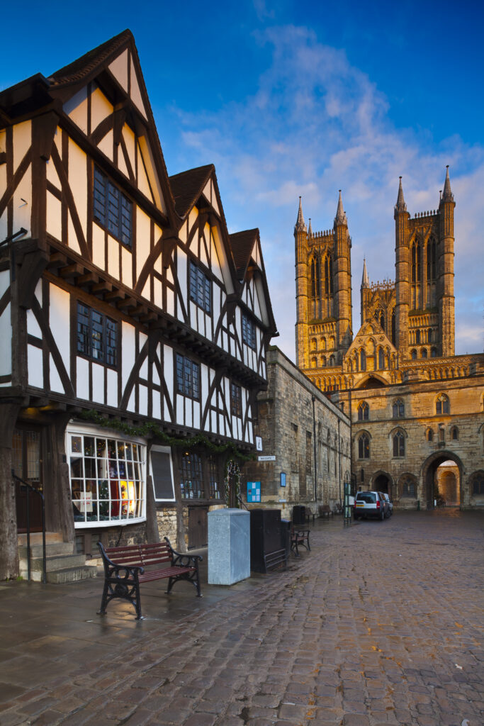 England, Lincolnshire, Lincoln. The historic Bailgate area and Lincoln Cathedral, in the UK city of Lincoln.