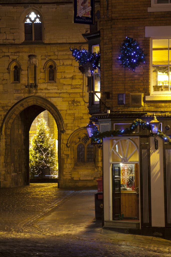 England, Lincolnshire, Lincoln. Christmas decorations on a traditional English pub near Bailgate in the city of Lincoln.