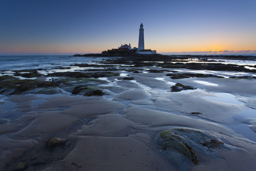 England, Tyne and Wear, St Mary's Island. Pre-dawn pink skies above St Mary's Island and lighthouse, a popular location near Whitley Bay.