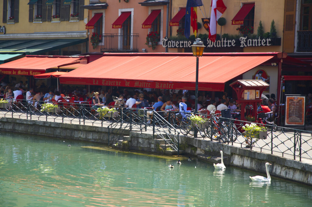 France, Rhône-Alpes, Annecy Street cafe / restuarant situated on the Thiou Canal running through the heart of the town of Annecy