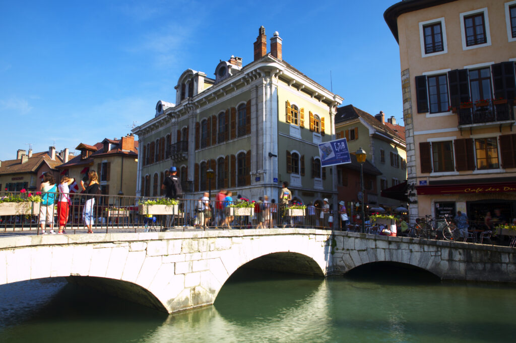 France, Rhône-Alpes, Annecy Bridge spanning the Thiou Canal running through the heart of the town of Annecy