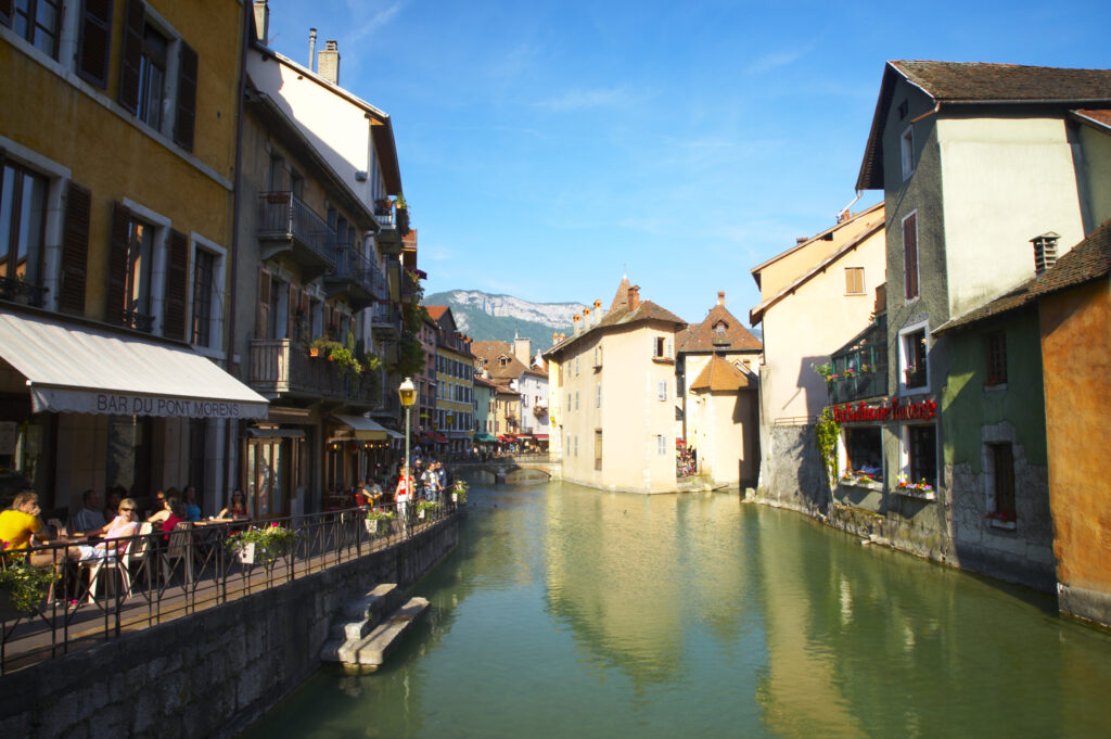 France, Rhône-Alpes, Annecy Street cafe / restuarant situated on the Thiou Canal running through the heart of the town of Annecy