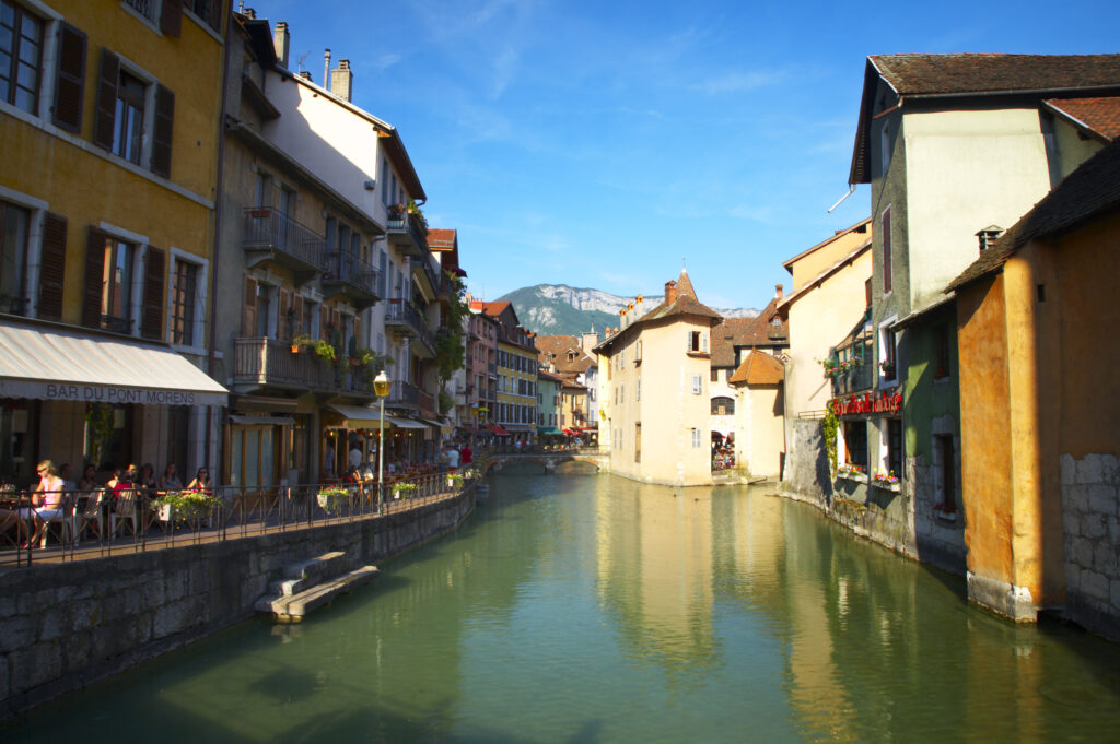 France, Rhône-Alpes, Annecy Street cafe / restuarant situated on the Thiou Canal running through the heart of the town of Annecy
