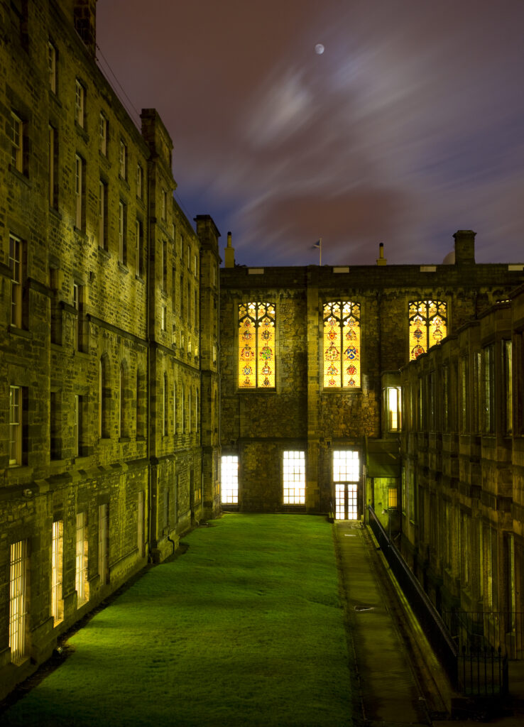Scotland, Edinburgh, Old Town. Courtyard viewed from the George IV Bridge which was constructed to link the Old and New Town.