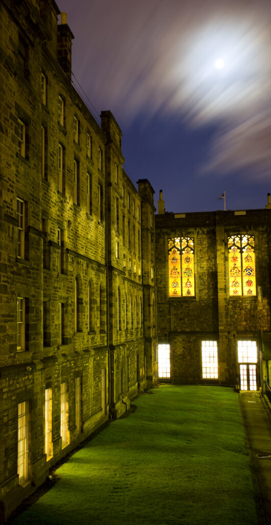 Scotland, Edinburgh, Old Town. Courtyard viewed from the George IV Bridge which was constructed to link the Old and New Town.