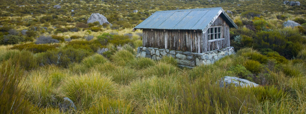 New Zealand, Canterbury, Mt Cook National Park. Stocking Stream Shelter, a rustic back-country hut situated in the Hooker Valley, which forms part of the Mount Cook National Park.