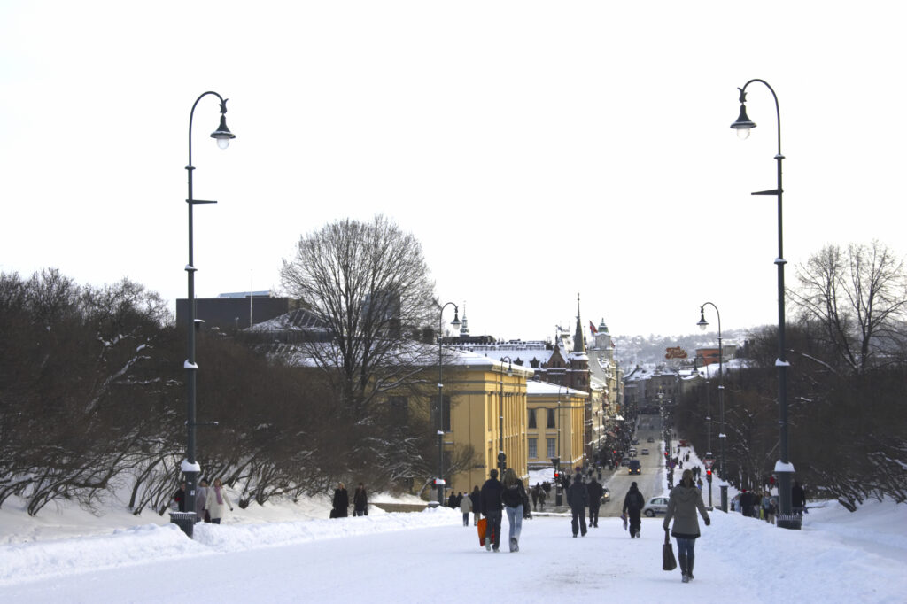 Norway, Oslo, Oslo City. Footpath running through gardens and park of the Royal Palace heading towards the National Theatre.