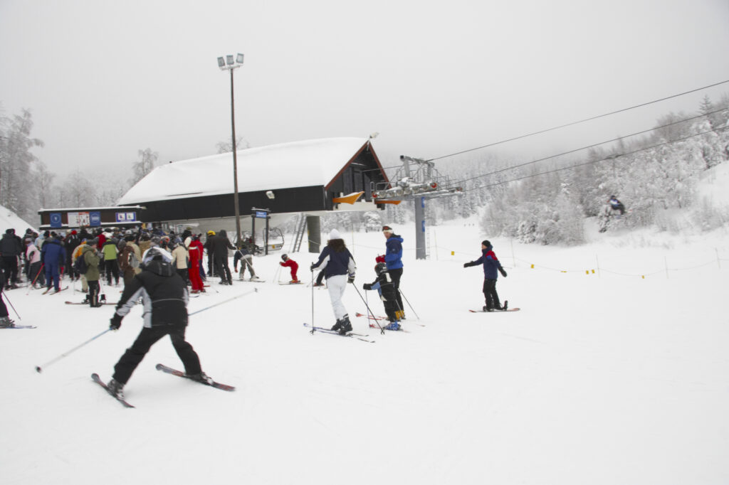 Norway, Oslo, Holmenkollen. Skiers and snow boarders queue for the lifts of the Tryvann Skifield, in the Holmenkollen area.