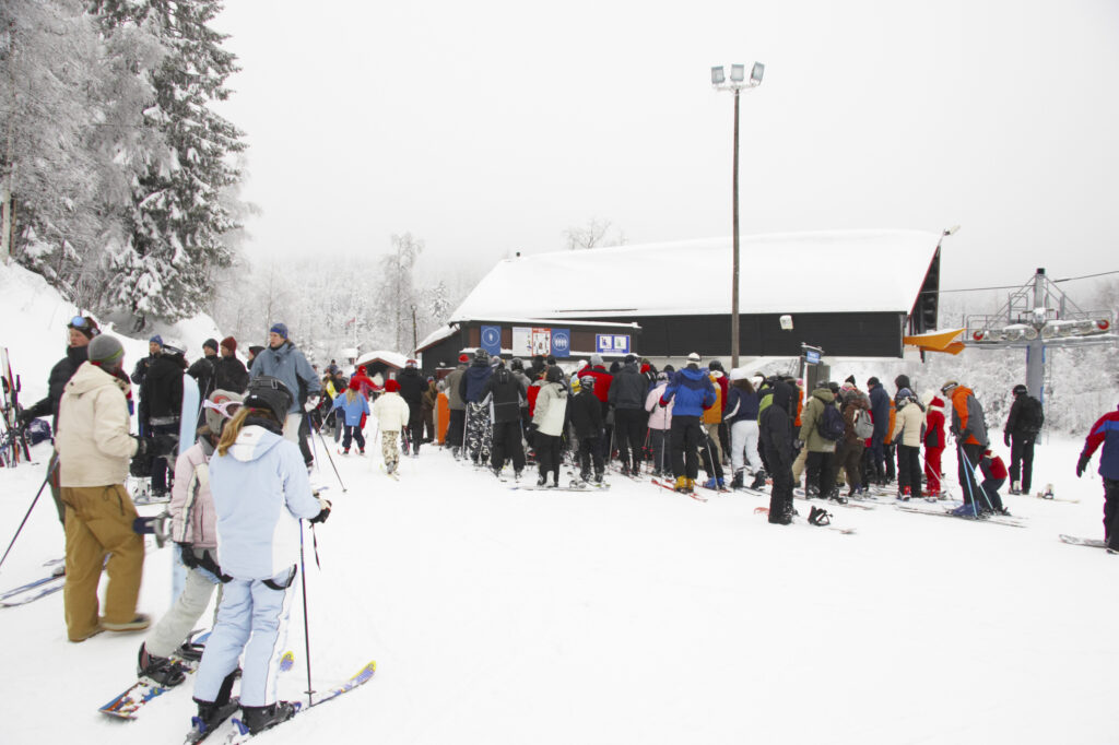Norway, Oslo, Holmenkollen. Skiers and snow boarders queue for the lifts of the Tryvann Skifield, in the Holmenkollen area.