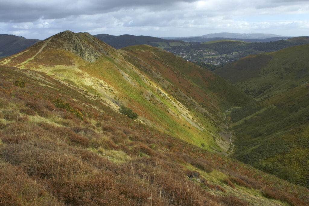 England, Shropshire, The Long Mynd. View from the Long Mynd in early autumn looking across the green and red expanse of this popular hiking and gliding plateau in the west midlands.