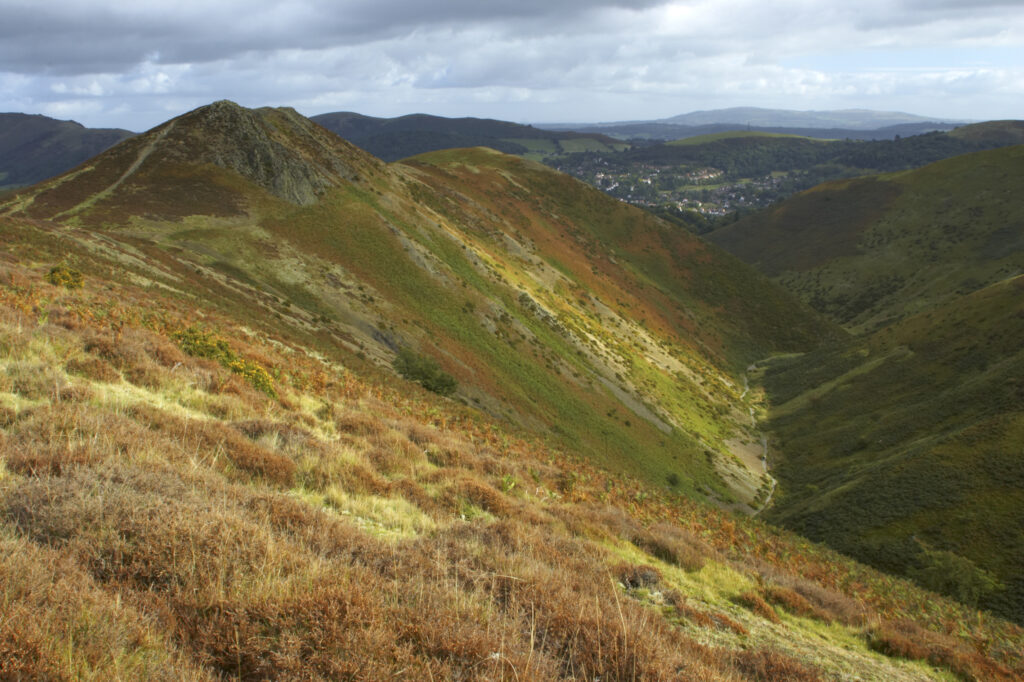 England, Shropshire, The Long Mynd. View from the Long Mynd in early autumn looking across the green and red expanse of this popular hiking and gliding plateau in the west midlands.