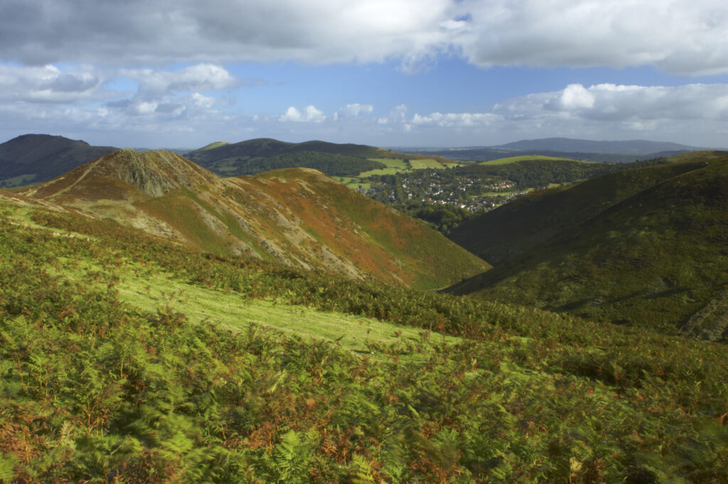 England, Shropshire, The Long Mynd. View from the Long Mynd in early autumn looking across the green and red expanse of this popular hiking and gliding plateau in the west midlands.