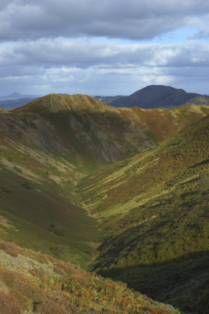 England, Shropshire, The Long Mynd. View from the Long Mynd in early autumn looking across the green and red expanse of this popular hiking and gliding plateau in the west midlands.