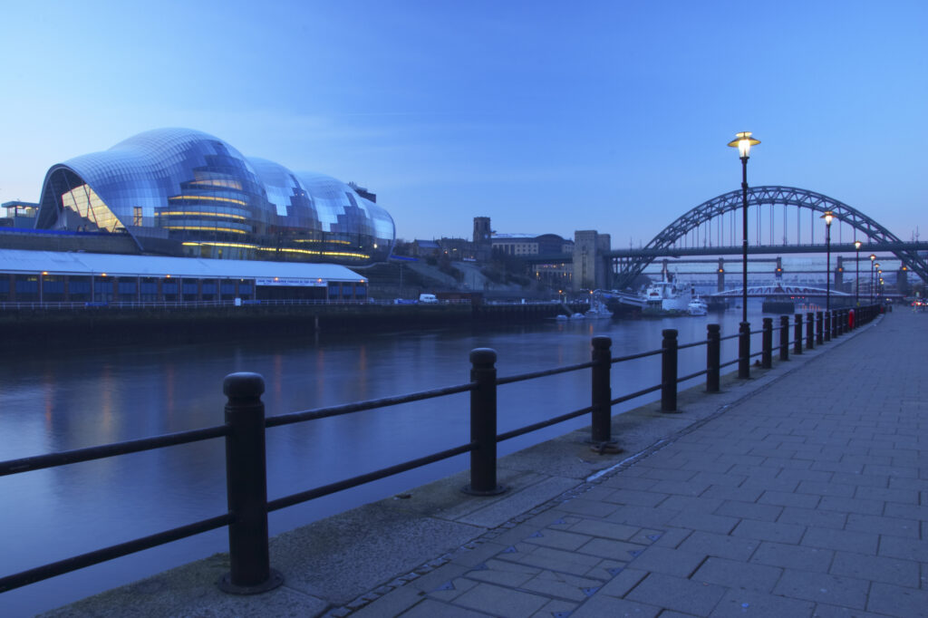 England, Tyne & Wear, Newcastle Upon Tyne. The Tyne Bridge and the Sage gateshead, viewed from the Newcastle Upon Tyne quayside