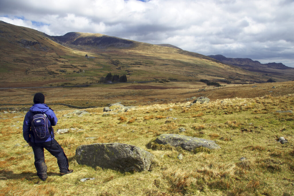 Wales, Caernarfonshire, Snowdonia National Park. Hiker admiring the landscape of the Ogwen Valley.