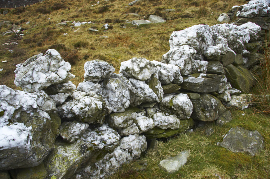 Wales, Caernarfonshire, Snowdonia National Park. Marble as part of a dry stone wall located in the Ogwen Valley.