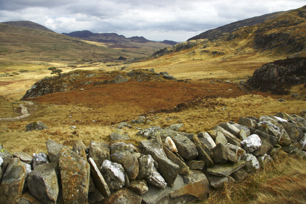 Wales, Caernarfonshire, Snowdonia National Park. Dry stone wall located within the wild landscape of the Ogwen Valley.