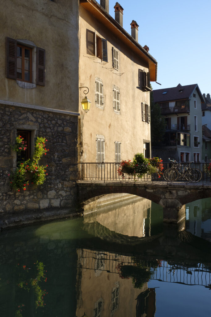 France, Auvergne-Rhône-Alpes, Annecy. Pastel painted houses located alongside the Thiou River running through the picturesque town of Annecy - often referred to as 'The Venice of the Alps'.
