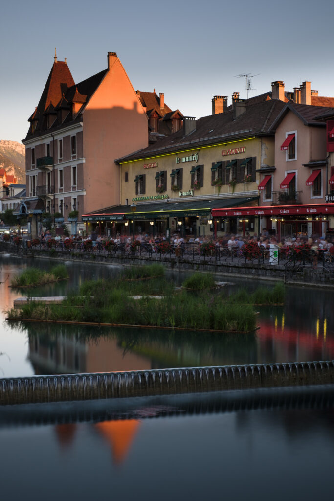 France, Auvergne-Rhône-Alpes, Annecy. France, Auvergne-Rhône-Alpes, Annecy. Busy cafes and restaurants located alongside the Thiou River running through the picturesque town of Annecy - often referred to as 'The Venice of the Alps'.