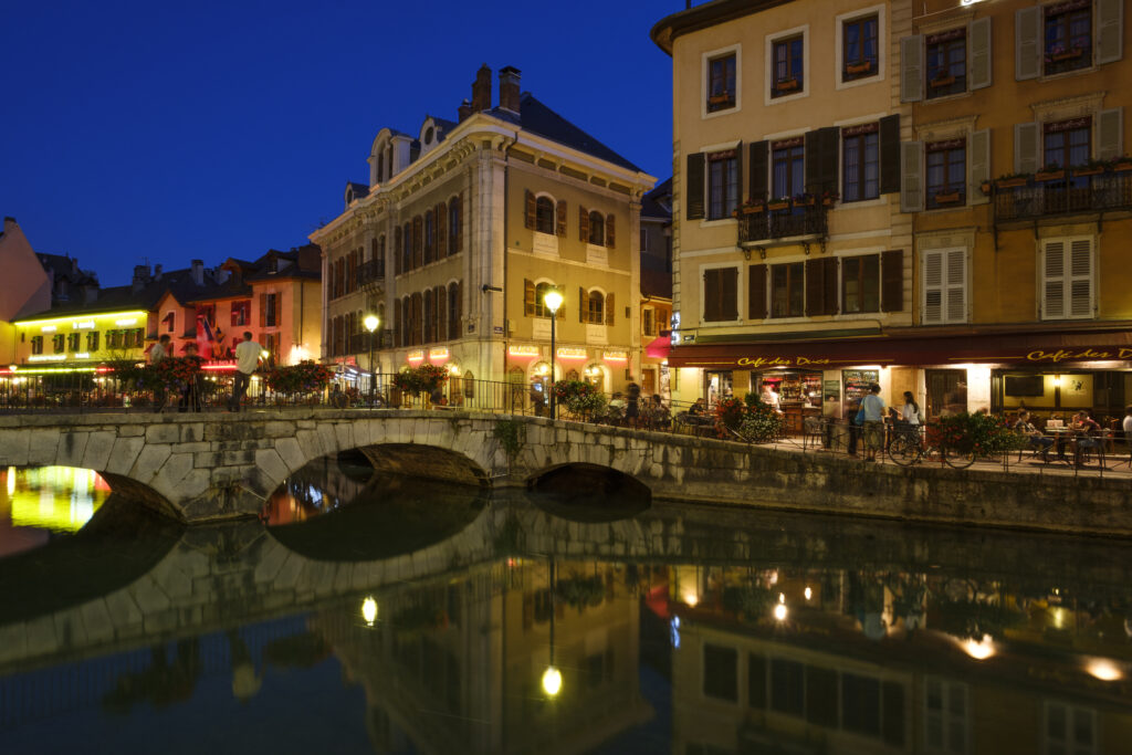 France, Auvergne-Rhône-Alpes, Annecy. France, Auvergne-Rhône-Alpes, Annecy. Busy cafes and restaurants located alongside the Thiou River running through the picturesque town of Annecy - often referred to as 'The Venice of the Alps'.