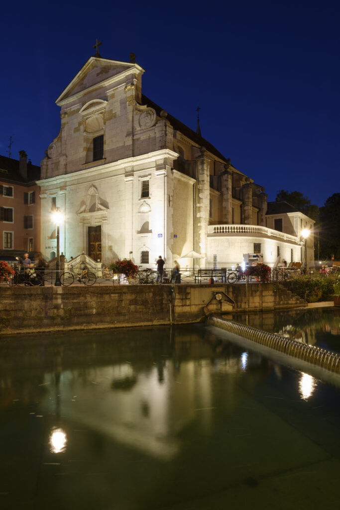 France, Auvergne-Rhône-Alpes, Annecy. The Church of St. Francis de Sales located alongside the Thiou River running through the picturesque town of Annecy - often referred to as 'The Venice of the Alps'.