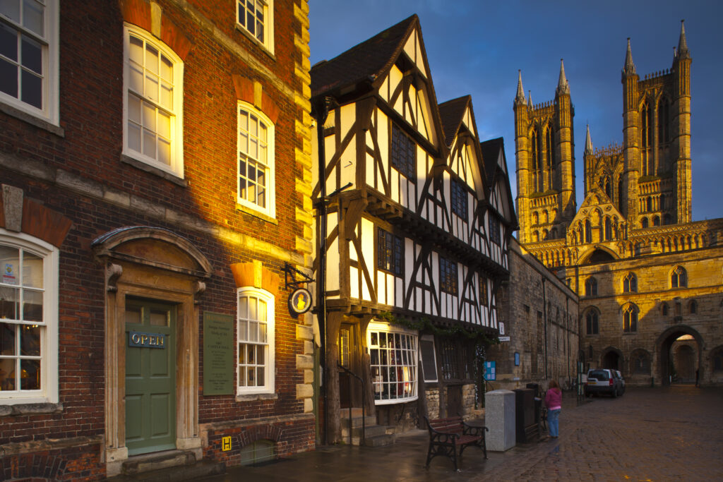 England, Lincolnshire, Lincoln. The historic Bailgate area and Lincoln Cathedral, in the UK city of Lincoln.
