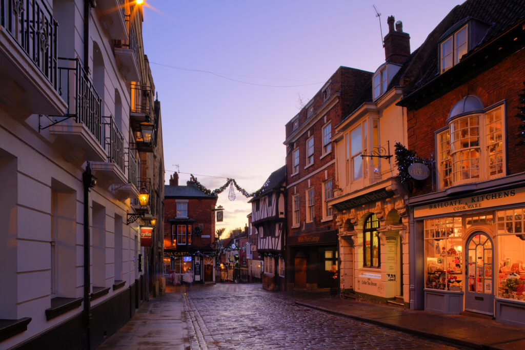 England, Lincolnshire, Lincoln. Traditional cobbled street in the historic city of Lincoln.