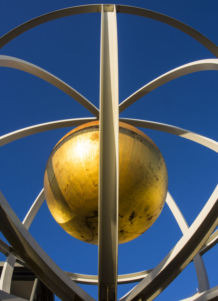 England, Tyne and Wear, Newcastle Upon Tyne. Metal sculpture called the Swirle Pavilion by Raf Fulcher, Newcastle quayside, north east England UK.