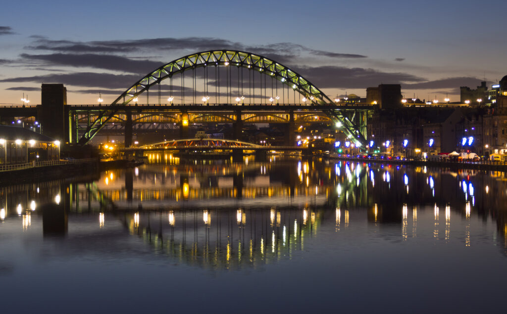 England, Tyne and Wear, Newcastle Upon Tyne. The Tyne Bridge crossing the River Tyne and joining the Newcastle / Gatehead Quayside.