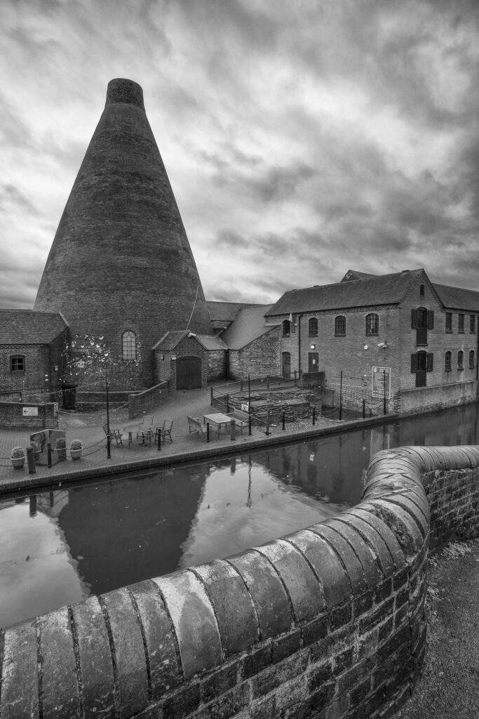 England, West Midlands, Wordsley. The Red House Glass Cone alongside the Stourbridge Canal at Wordsley near Stourbridge.